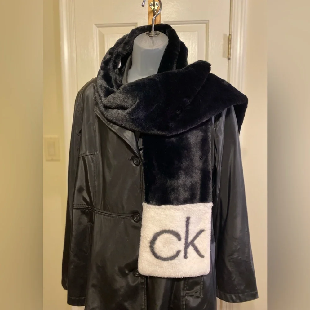 NWOT Calvin Klein - Unisex black/cream faux fur long scarf with CK logo